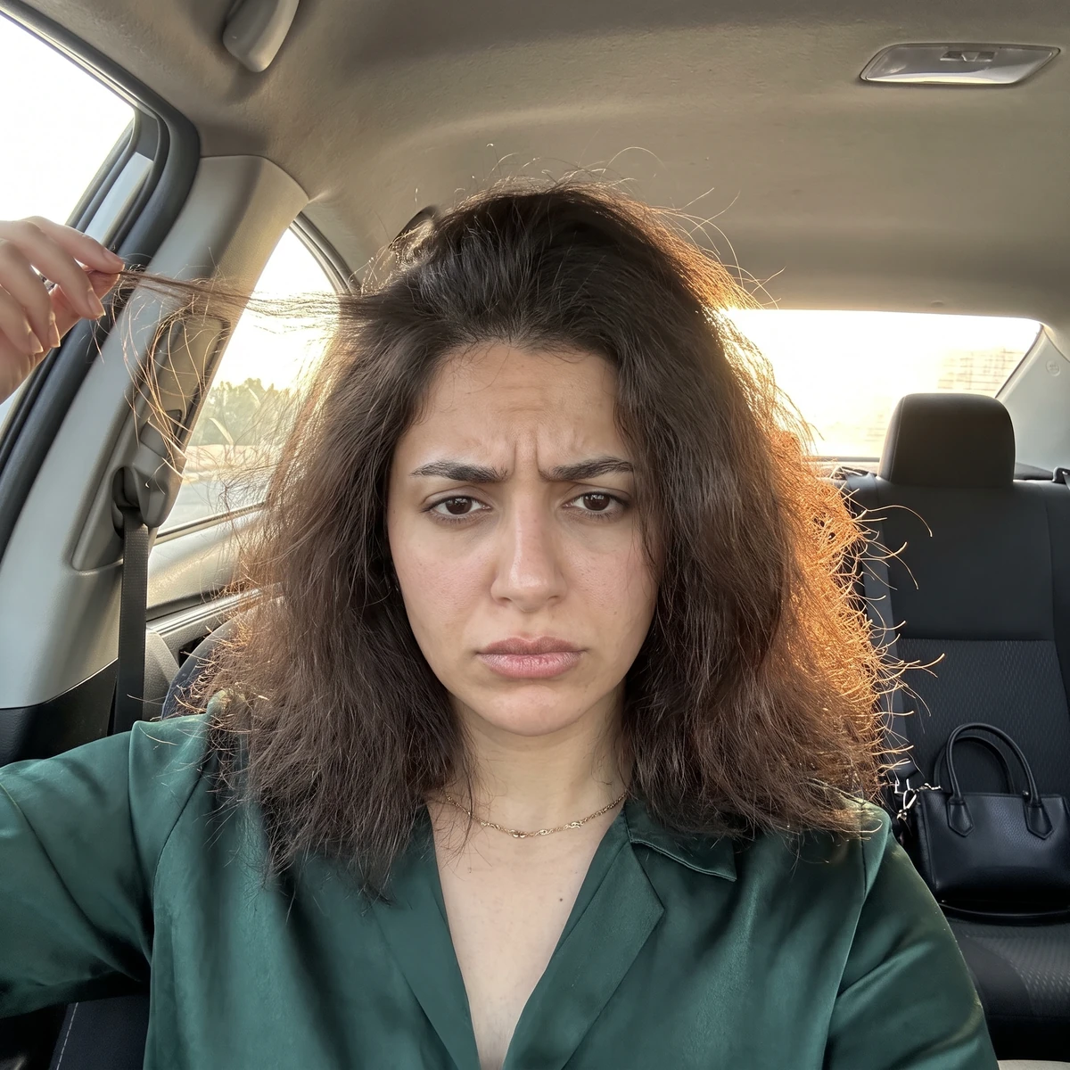 امرأة جاهزة للطلعة منزعجة من شعرها المنفوش في السيارة